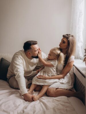 Denisa Pfauserová Instagram - Přejeme vám krásné Vánoce 🎄

Denča & Marťa & Nailinka