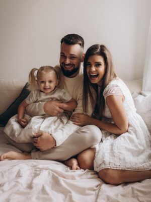 Denisa Pfauserová Instagram - Přejeme vám krásné Vánoce 🎄

Denča & Marťa & Nailinka