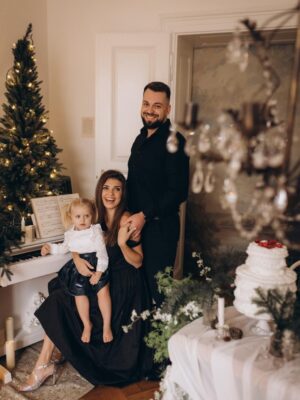 Denisa Pfauserová Instagram - Přejeme vám krásné Vánoce 🎄

Denča & Marťa & Nailinka
