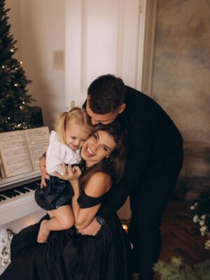 Denisa Pfauserová Instagram - Přejeme vám krásné Vánoce 🎄

Denča & Marťa & Nailinka