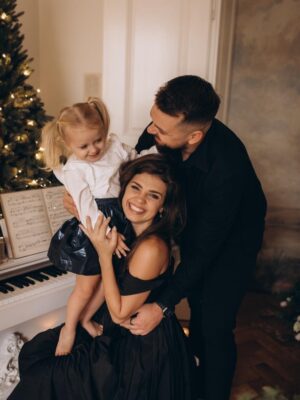 Denisa Pfauserová Instagram - Přejeme vám krásné Vánoce 🎄

Denča & Marťa & Nailinka