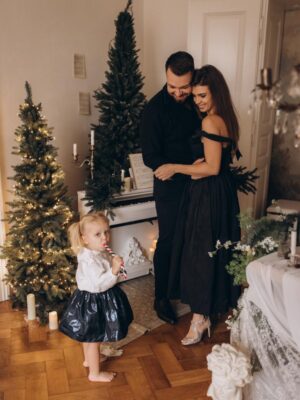 Denisa Pfauserová Instagram - Přejeme vám krásné Vánoce 🎄

Denča & Marťa & Nailinka
