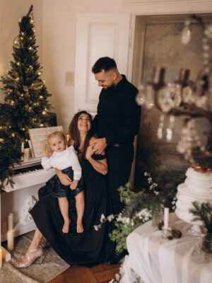Denisa Pfauserová Instagram - Přejeme vám krásné Vánoce 🎄

Denča & Marťa & Nailinka