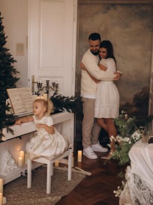 Denisa Pfauserová Instagram - Přejeme vám krásné Vánoce 🎄

Denča & Marťa & Nailinka