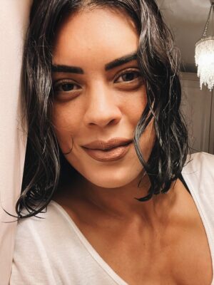 Deniz Arna Instagram - Bir saçın beni bu kadar mutlu edeceğini bilseydim, daha önceden keserdim :)
#kıtkıt