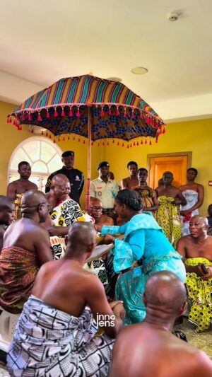 Dentaa Instagram - Yesterday, alongside my Board Chair @yvonneabbaopoku and the President of the Ghana Chamber of Commerce,Stephane Miezan, we journeyed to Kumasi for a historic Akukudeɛ  a sacred moment of gratitude and honour.

We went to thank Otumfuo Osei Tutu II for his extraordinary support during the GUBA Awards in Barbados, and for making history once again reconnecting Africa and the Diaspora over 400 years later.

This was more than a visit.
It was a statement of legacy, unity, and ancestral continuity.
A reminder that when traditional authority, global leadership, and diaspora purpose align, history does not just remember us we shape it. #GUBA #gubainbarbados 

Outfit @ola__scott 
Stylist @da_therapizt 
Video @inno_lens_ 
Hair @sireen_hair