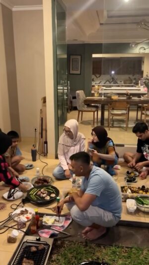 Desy Ratnasari Instagram - Menutup tahun dengan rasa syukur, membuka tahun dengan kebersamaan.
Tahun baruan bersama keluarga besar Teh Desy Ratnasari, penuh doa, tawa, dan harapan baik untuk hari esok. 🤍✨
Semoga tahun baru membawa kesehatan, keberkahan, dan kebahagiaan untuk kita semua.
#desyratnasari