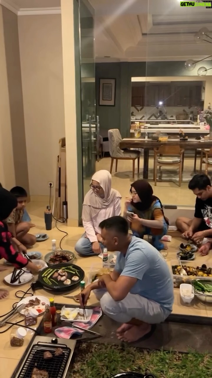 Desy Ratnasari - 3.3K Likes - Menutup tahun dengan rasa syukur, membuka tahun dengan kebersamaan.
Tahun baruan bersama keluarga besar Teh Desy Ratnasari, penuh doa, tawa, dan harapan baik untuk hari esok. 🤍✨
Semoga tahun baru membawa kesehatan, keberkahan, dan kebahagiaan untuk kita semua.
#desyratnasari