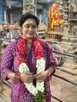 Devipriya Instagram - என் பிறந்த நாளான இன்று கந்தனை,தங்க வடிவேலனை வடபழனி ஆண்டவனை கண்டு  மனம் பரவசமடைந்தேன்.🙏😇🙏