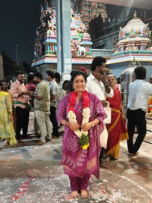 Devipriya Instagram - என் பிறந்த நாளான இன்று கந்தனை,தங்க வடிவேலனை வடபழனி ஆண்டவனை கண்டு  மனம் பரவசமடைந்தேன்.🙏😇🙏