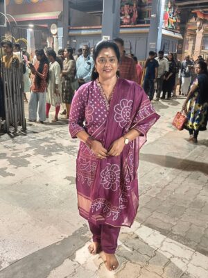 Devipriya Instagram - என் பிறந்த நாளான இன்று கந்தனை,தங்க வடிவேலனை வடபழனி ஆண்டவனை கண்டு  மனம் பரவசமடைந்தேன்.🙏😇🙏