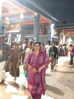 Devipriya Instagram - என் பிறந்த நாளான இன்று கந்தனை,தங்க வடிவேலனை வடபழனி ஆண்டவனை கண்டு  மனம் பரவசமடைந்தேன்.🙏😇🙏