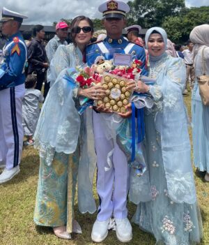 Dewi Perssik Instagram - proud of you mas gabriel bismilah barokallah …anakku..tarunaku yg tangguh, berbaktilah kepada bangsa dan negara, serta membahagiakan keluarga ya sayang, semoga Allah melindungi langkahmu dan mempermudah urusanmu ya nak.. pesan mama hanya satu.. JANGAN PERNAH TINGGALkAN SHOLAT DIMANAPUN BERADA ya sayang.. love you so much mas gabriel, selalu jaga nama baik ortu ya anakku soleh 🙏🏻❤️😇.
#wisjur #Akmil #magelang #dewiperssik #gabriel #TNI #AD