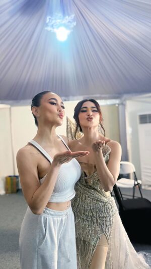 Dewi Perssik Instagram - Backstage āØ
Bersama kesayangan AGNESMO, BUNLES, dan bos aku yang paling aku sayang dan repotttt bangettt dahhh ššš. #hut31indosiar