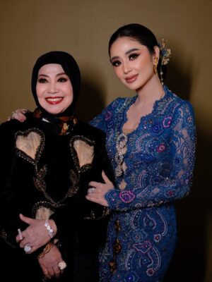 Dewi Perssik Instagram - Sayang mamiku mamina… surgaku… selamat hari ibu sayang.. 😇😘❤️🙏🏻.