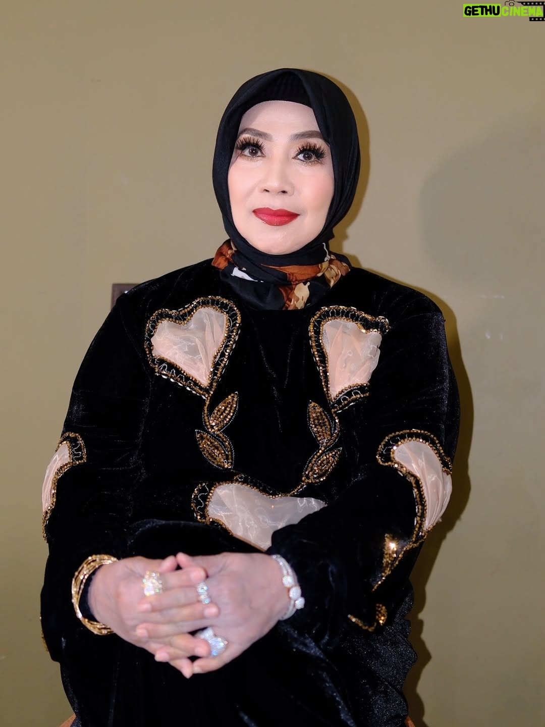 Dewi Perssik - 38.4K Likes - Sayang mamiku mamina… surgaku… selamat hari ibu sayang.. 😇😘❤️🙏🏻.
