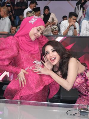 Dewi Perssik Instagram - Bersyukur alhamdulillah…
Top 3 Result Dangdut academy 7 @indosiar
Slide 6,7,8 lagi dengerin baby curhat 😂😂😘🥰❤️
Mua @herdanaprill
Hairdo @hairdobyaniqarrusa
Attire @coutier_the
Stylist @choisheptia @djumcollect