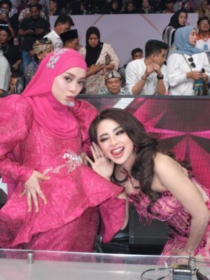 Dewi Perssik Instagram - Bersyukur alhamdulillah…
Top 3 Result Dangdut academy 7 @indosiar
Slide 6,7,8 lagi dengerin baby curhat 😂😂😘🥰❤️
Mua @herdanaprill
Hairdo @hairdobyaniqarrusa
Attire @coutier_the
Stylist @choisheptia @djumcollect