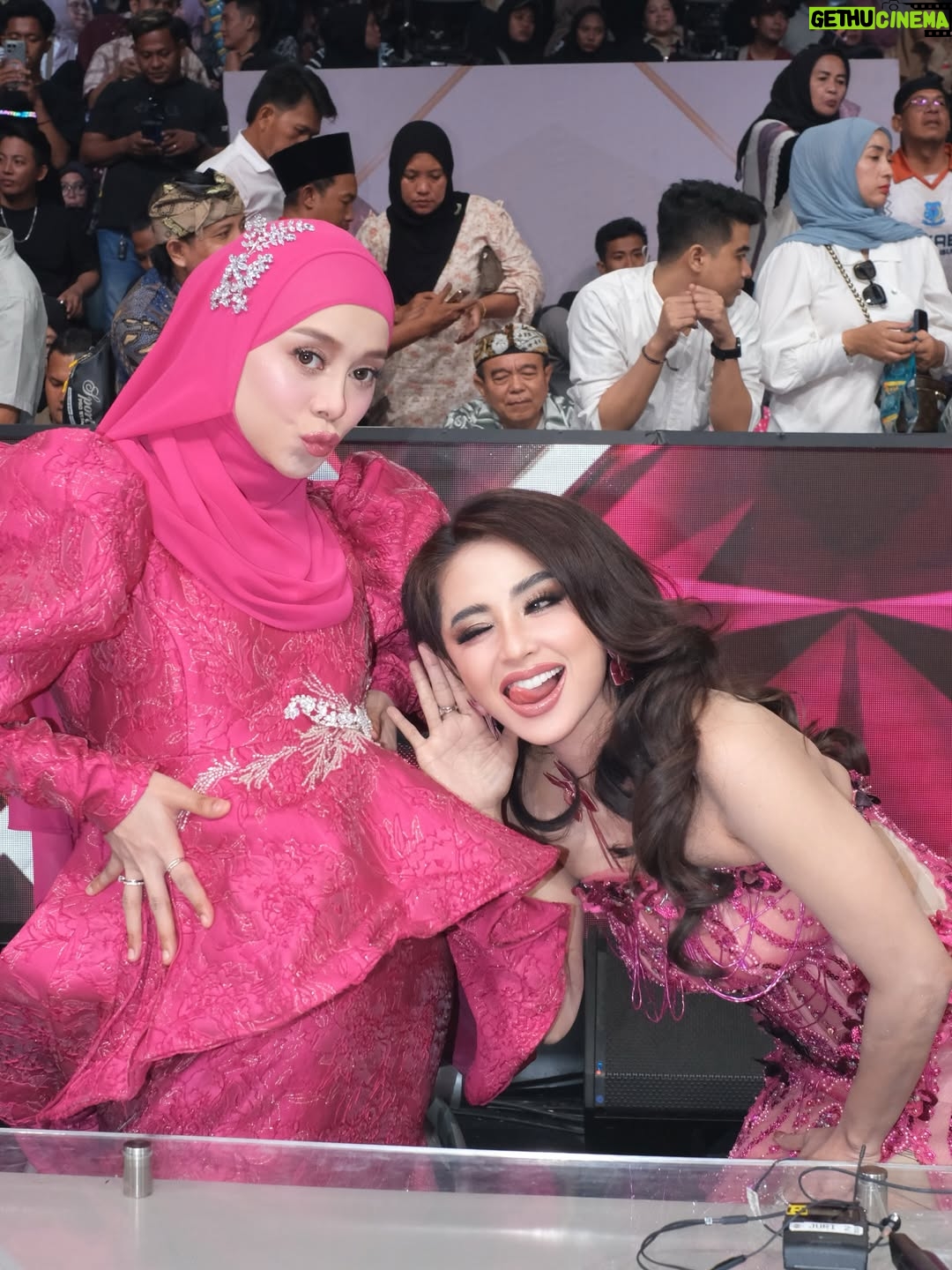 Dewi Perssik - 25.1K Likes - Bersyukur alhamdulillah…

Top 3 Result Dangdut academy 7 @indosiar 

Slide 6,7,8 lagi dengerin baby curhat 😂😂😘🥰❤️

Mua @herdanaprill 
Hairdo @hairdobyaniqarrusa 
Attire @coutier_the 
Stylist @choisheptia @djumcollect