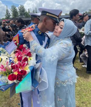 Dewi Perssik Instagram - proud of you mas gabriel bismilah barokallah …anakku..tarunaku yg tangguh, berbaktilah kepada bangsa dan negara, serta membahagiakan keluarga ya sayang, semoga Allah melindungi langkahmu dan mempermudah urusanmu ya nak.. pesan mama hanya satu.. JANGAN PERNAH TINGGALkAN SHOLAT DIMANAPUN BERADA ya sayang.. love you so much mas gabriel, selalu jaga nama baik ortu ya anakku soleh 🙏🏻❤️😇.
#wisjur #Akmil #magelang #dewiperssik #gabriel #TNI #AD