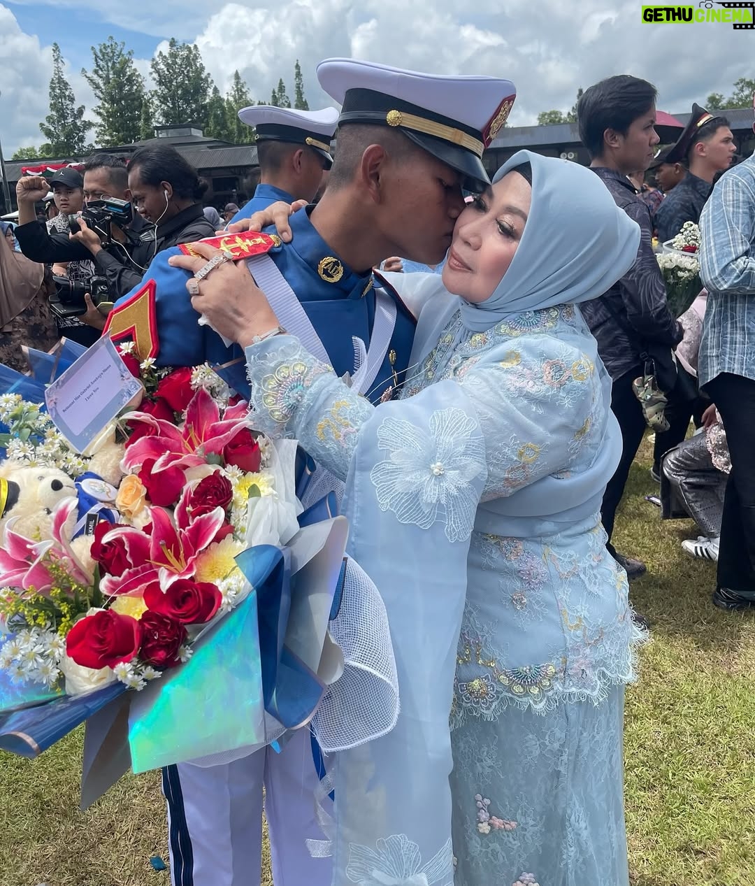 Dewi Perssik - 1.3 Million Likes - proud of you mas gabriel bismilah barokallah …anakku..tarunaku yg  tangguh, berbaktilah kepada bangsa dan negara, serta membahagiakan keluarga ya sayang, semoga Allah melindungi langkahmu dan mempermudah urusanmu ya nak.. pesan mama hanya satu.. JANGAN PERNAH TINGGALkAN SHOLAT DIMANAPUN BERADA ya sayang.. love you so much mas gabriel, selalu jaga nama baik ortu ya anakku soleh 🙏🏻❤️😇. 

#wisjur #Akmil #magelang #dewiperssik #gabriel #TNI #AD