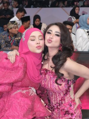 Dewi Perssik Instagram - Bersyukur alhamdulillah…
Top 3 Result Dangdut academy 7 @indosiar
Slide 6,7,8 lagi dengerin baby curhat 😂😂😘🥰❤️
Mua @herdanaprill
Hairdo @hairdobyaniqarrusa
Attire @coutier_the
Stylist @choisheptia @djumcollect