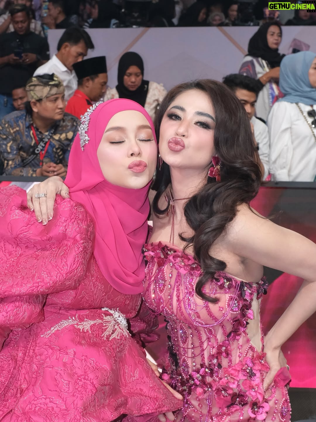 Dewi Perssik - 25.1K Likes - Bersyukur alhamdulillah…

Top 3 Result Dangdut academy 7 @indosiar 

Slide 6,7,8 lagi dengerin baby curhat 😂😂😘🥰❤️

Mua @herdanaprill 
Hairdo @hairdobyaniqarrusa 
Attire @coutier_the 
Stylist @choisheptia @djumcollect