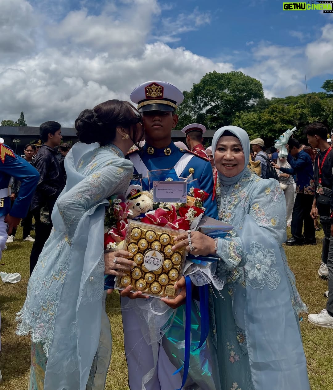 Dewi Perssik - 1.3 Million Likes - proud of you mas gabriel bismilah barokallah …anakku..tarunaku yg  tangguh, berbaktilah kepada bangsa dan negara, serta membahagiakan keluarga ya sayang, semoga Allah melindungi langkahmu dan mempermudah urusanmu ya nak.. pesan mama hanya satu.. JANGAN PERNAH TINGGALkAN SHOLAT DIMANAPUN BERADA ya sayang.. love you so much mas gabriel, selalu jaga nama baik ortu ya anakku soleh 🙏🏻❤️😇. 

#wisjur #Akmil #magelang #dewiperssik #gabriel #TNI #AD