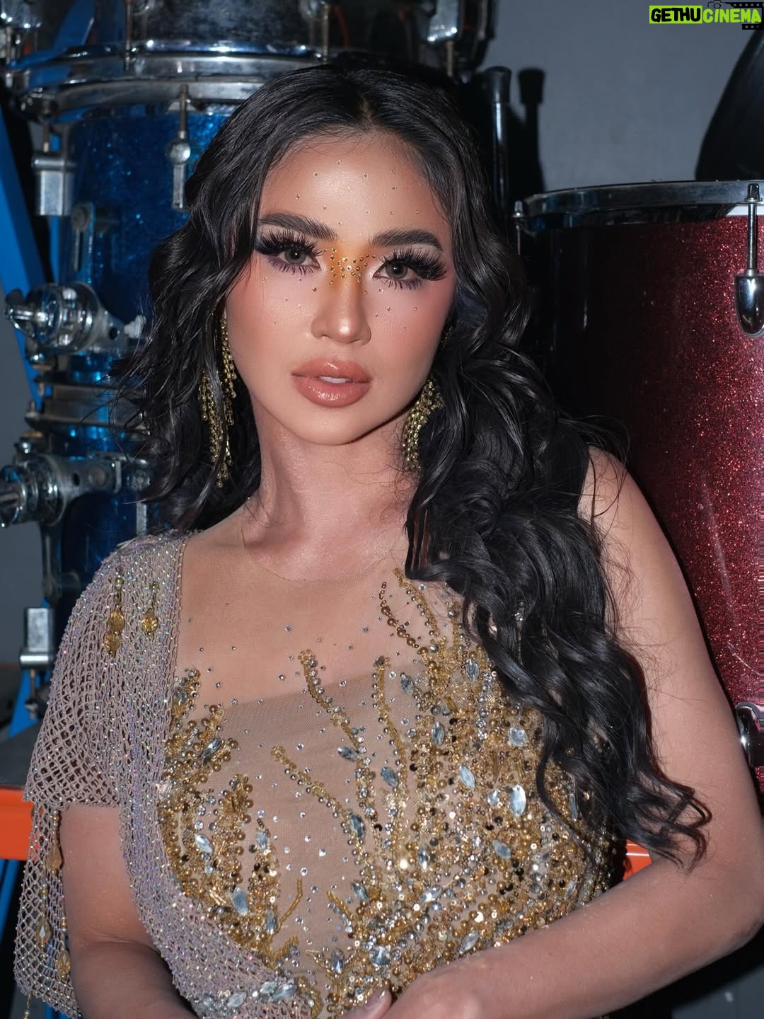 Dewi Perssik - 14.9K Likes - Malam Puncak 31 tahun Konser Raya Indosiar Luar Biasa 

Dress @hendra_chrystianto 
Makeup @herdanaprill 
Hairdo @rolandhairstyle 
Styled by @choisheptia @djumcollect