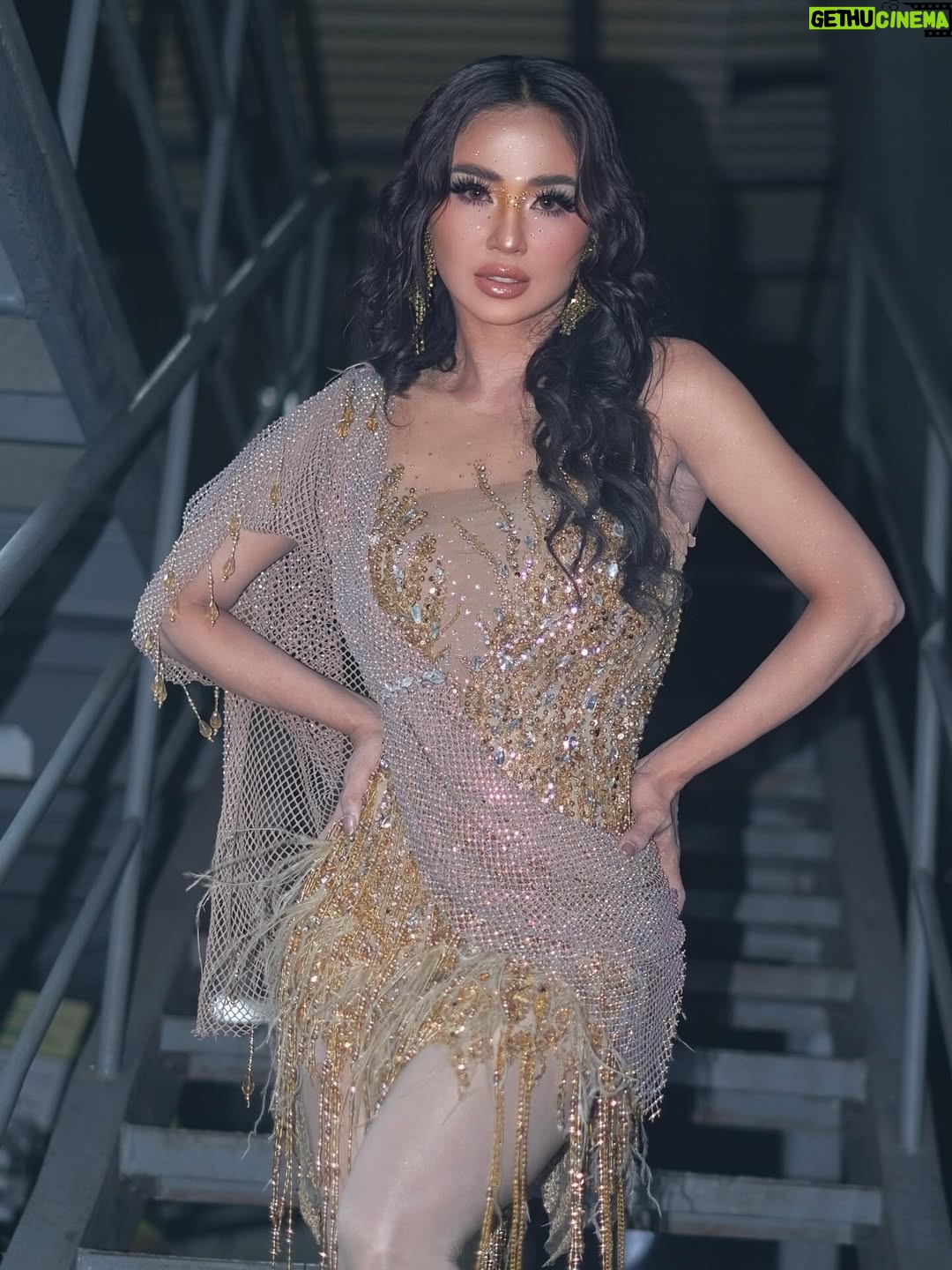 Dewi Perssik - 14.9K Likes - Malam Puncak 31 tahun Konser Raya Indosiar Luar Biasa 

Dress @hendra_chrystianto 
Makeup @herdanaprill 
Hairdo @rolandhairstyle 
Styled by @choisheptia @djumcollect
