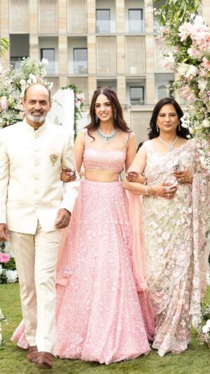 Dhairya Sandhyana Instagram - Laughed a little extra, cried a little extra, felt all the love around a little extra🥰
Surrounded by the people who mean the world to us, our engagement party was everything we had imagined and more♥️
The IIT gang at the end though❤️🔥
Outfits - @seemagujraldesign
MUA - @ishanisbridalartistry
Mehendi - @sonis_henna
Photography - @nitinaroraphotography
Event Planner - Yours Truly✨