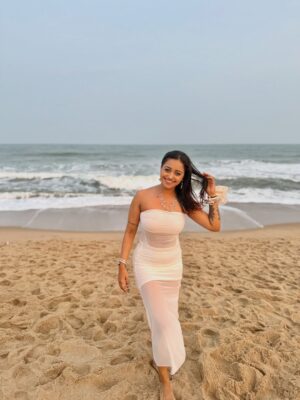 Dhanu shree Instagram - Salt in the air, peace in my heart. 😌❤️ #beachgirl #whiteoutfit #beachlifestyle
