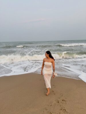 Dhanu shree Instagram - Salt in the air, peace in my heart. 😌❤️ #beachgirl #whiteoutfit #beachlifestyle
