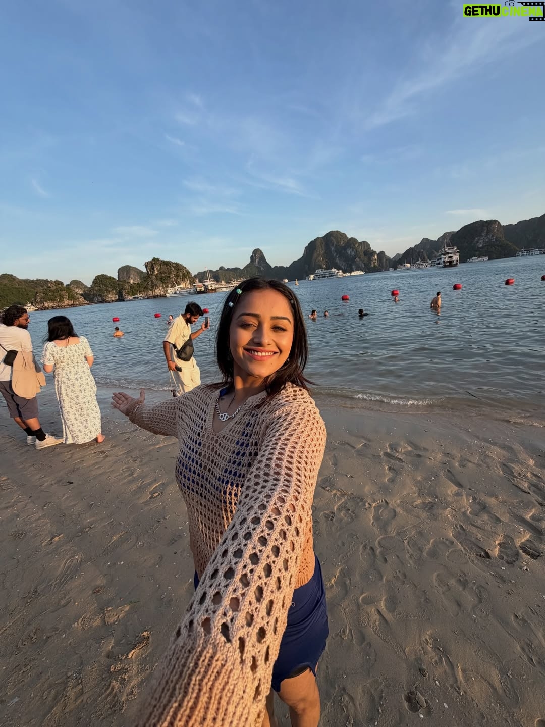 Dhanu shree - 12K Likes - I just have one word to say 😇 “Grateful” 🤗😌

#beach #vietnam #beachgirl #beachoutfit #instatravel