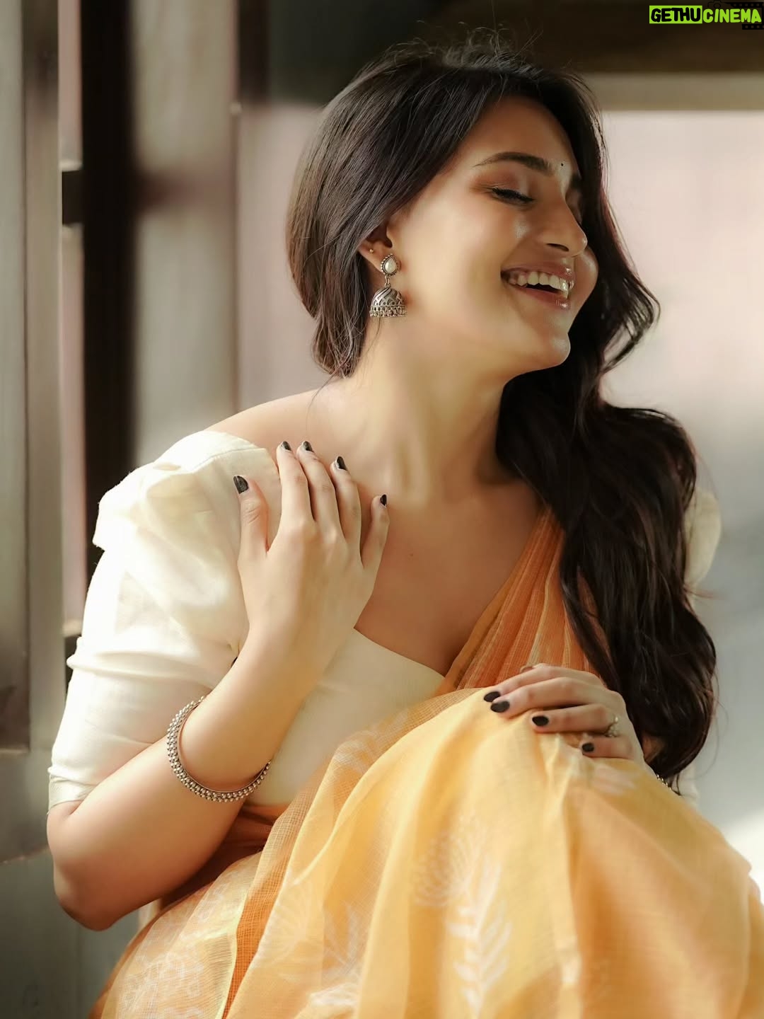Dharshna Sripal - 95.2K Likes - Not gonna lie, I love me in a saree. 🥹💛🌻

Saree 🤍 @kaarigai.sarees
📸 @camerasenthil 
💄 @makeover_by_rubysharma
🎬 @rrajeshananda