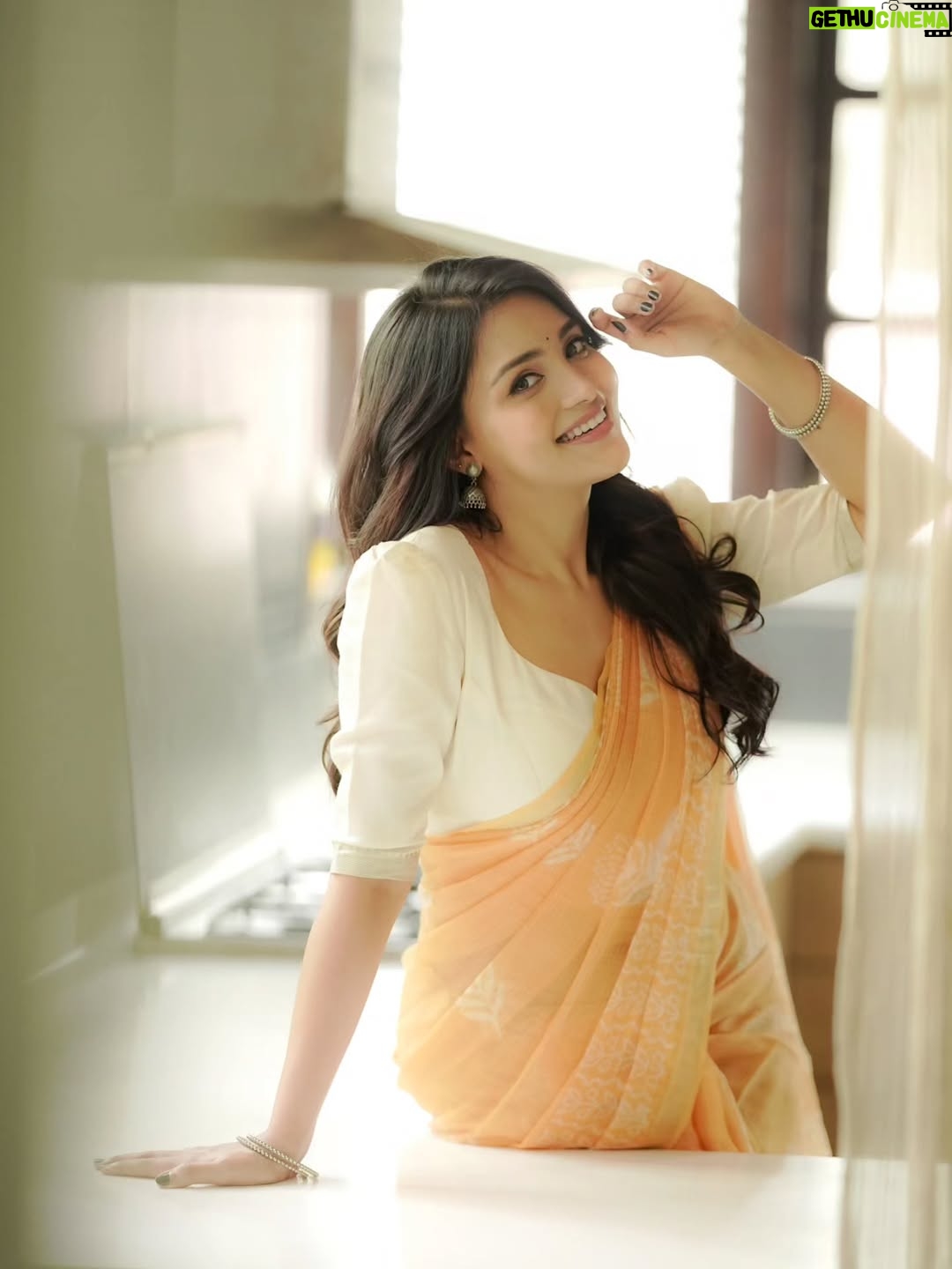Dharshna Sripal - 95.2K Likes - Not gonna lie, I love me in a saree. 🥹💛🌻

Saree 🤍 @kaarigai.sarees
📸 @camerasenthil 
💄 @makeover_by_rubysharma
🎬 @rrajeshananda