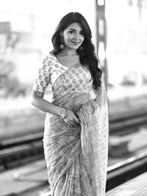 Dharshna Sripal Instagram - 🌹