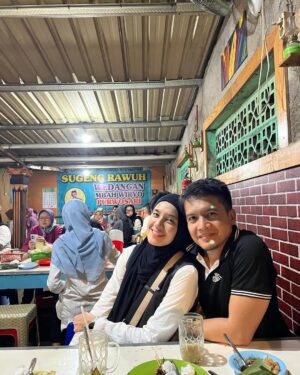 Dhini Aminarti Instagram - Berkah selalu umurnya ya sayang, mau kemana sayang, kulineran aja keliling solo aja katanya 😊