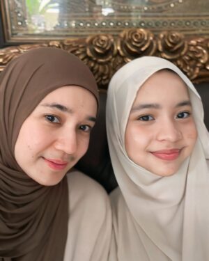 Dhini Aminarti Instagram - Day 1
Maaf lahir batin semuanya 🤗
