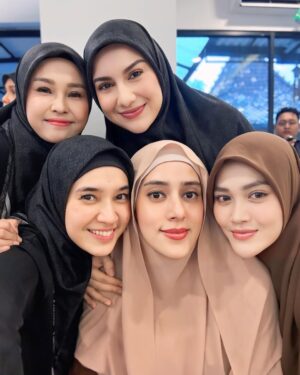Dhini Aminarti Instagram - Moment menghilangkan kangen, pas halbil 😍
