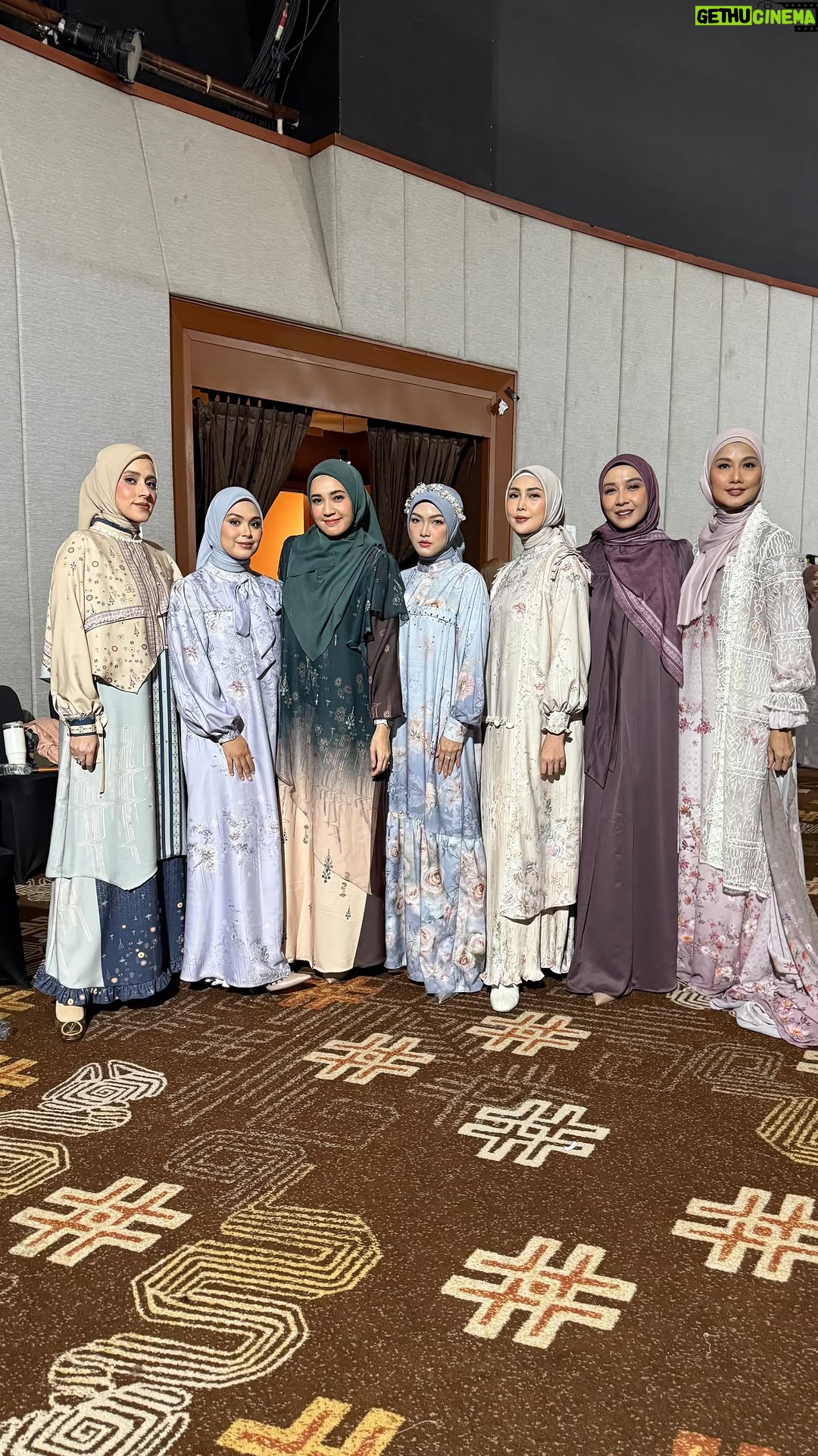 Dhini Aminarti - 17.5K Likes - Makaaaaaasiii kakak2, adik2kuuuu selalu support aku
Sayang kalian semua karna Allah ☺️🤗🤗😘😘😘

@wardahbeauty 
💄 @victoria_makeupatelier 
🌺 @vindaflorist96 
👠 @bartier.official