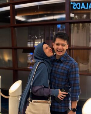 Dhini Aminarti Instagram - Selamat kumpul bareng keluarga ☺️😍