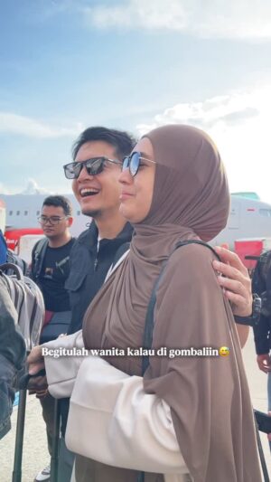Dhini Aminarti Instagram - Kalau aku jadi pilot kamu, aku bisa ketemu sama kamu ga ya 😊, aku kedipin kamu dari jendela 🤪