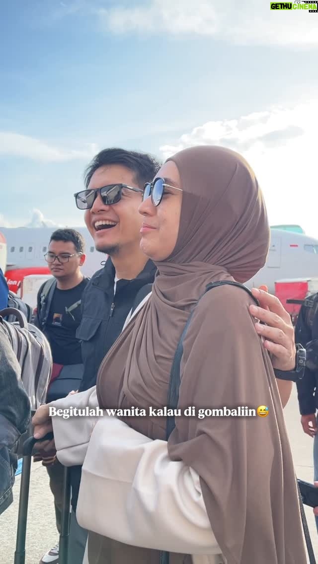Dhini Aminarti - 15.6K Likes - Kalau aku jadi pilot kamu, aku bisa ketemu sama kamu ga ya 😊, aku kedipin kamu dari jendela 🤪