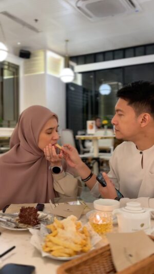 Dhini Aminarti Instagram - Ramadhan tinggal bbrp hari lagi 😔 gimana 10 terahir kalian?
Semoga kita mendapatkan laillatul qadr dan menjadi manusia yg lebih baik