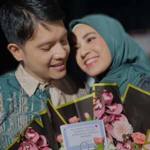 Dhini Aminarti Instagram - Orang yang selaku aku rempongin dalam segala hal
Makaaaaasiii ya selalu support aku, makasiii bunga cantiknya 😍
Makaaasiii juga do’anya mama, biarpun ga dateng
Sayang kalian semua 🤍