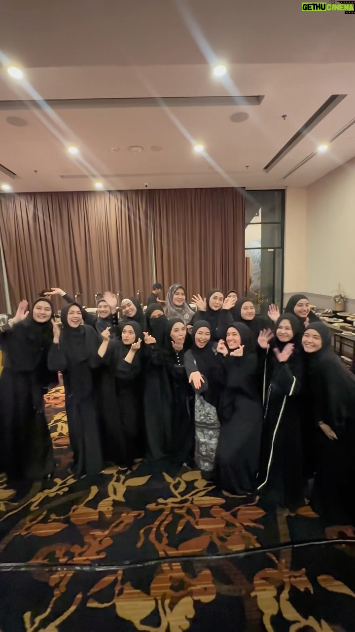 Dhini Aminarti - 40.1K Likes - Perempuan2 hebat aku 🤍
Semoga selalu Allah jaga

Orang yang kuat bukan mereka yang selalu menang
Melainkan, mereka yang tetap tegar saat jatuh