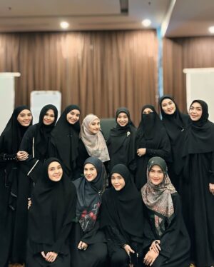 Dhini Aminarti Instagram - 1 dari 3 kunci istiqamah, punya lingkungan/sahabat yang saling mengingatkan dalam kebaikan 🤗🤗🤗
Sayang kalian semua karna Allah