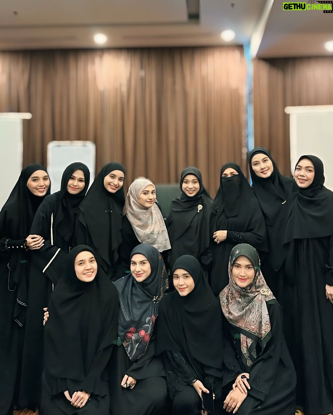 Dhini Aminarti - 42.5K Likes - 1 dari 3 kunci istiqamah, punya lingkungan/sahabat yang saling mengingatkan dalam kebaikan 🤗🤗🤗

Sayang kalian semua karna Allah