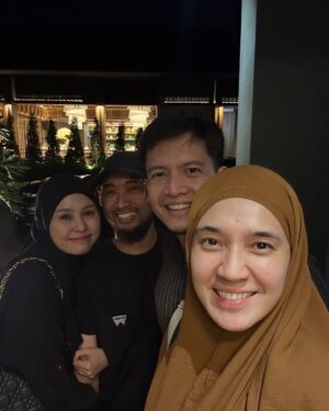 Dhini Aminarti Instagram - Selalu aja ada yang seru 🤗
Kapan kita kumpul? @_irishbella_ @haldy_sabri @puadinredi @ryana_dea @ariekuntung @fenitarie @razibawazier @vebbypalwinta